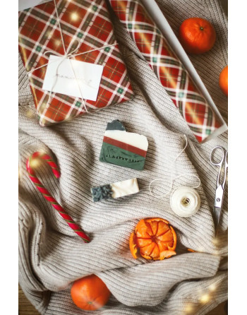 Merry Christmas-Designové ručne vyrobené mydlo s vôňou ihličia a vianočného korenia 100 ± 5 g